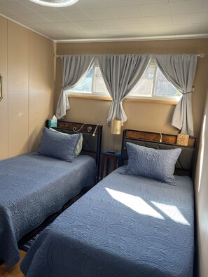 3 bedrooms, iron/ironing board, WiFi, bed sheets - Lake Whitetail Cottage<br>3/2 with a carport & large back porch. <br> (Waverly)