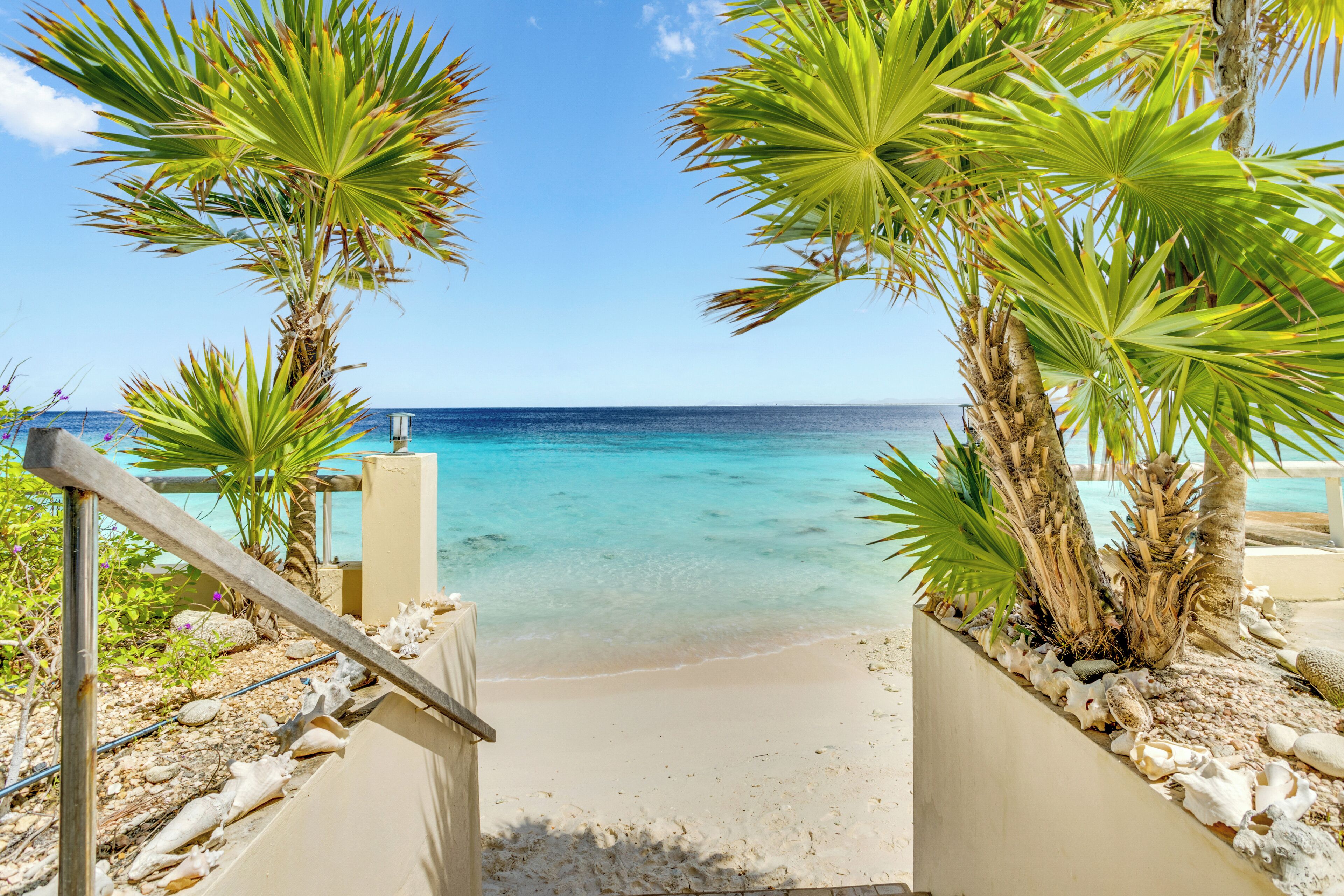På stranden, solsenger og strandhåndklær