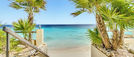 På stranden, solsenger og strandhåndklær