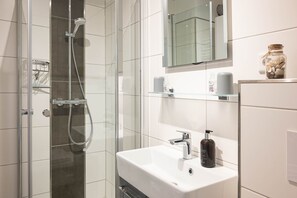 Dusche, Haartrockner, Handtücher, Seife