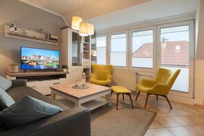 Smart-TV, Bücher, Stereoanlage, Drucker