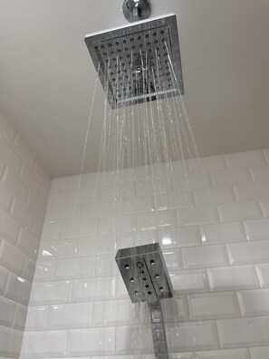 Douche, séchoir à cheveux, serviettes fournies