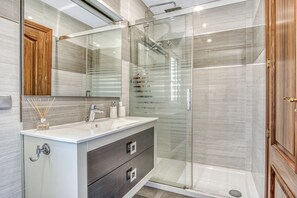 Shower, hair dryer, bidet, towels - Luxurious 5* beachside villa with private pool (Marbella)