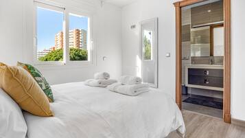 4 slaapkamers, een kluis op de kamer, een strijkplank/strijkijzer, wifi