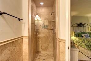 Shower, hair dryer, towels - 30A Beachfront Condo. Steps To The Beach! 3BD,3BA. 25+ Listing (Santa Rosa Beach)