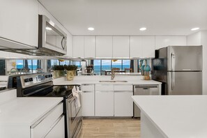 Refrigerador, microondas, horno y parrilla de estufa 