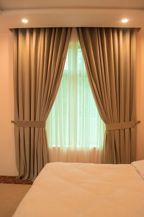 1 bedroom, WiFi - Modern Bedroom with Mountain View and Parking (Hunza)