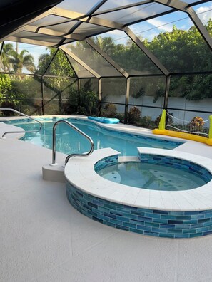 Alberca al aire libre y alberca climatizada