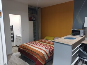 1 chambre, lit parapluie, Wi-Fi gratuit, draps fournis