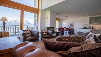 Fernseher, Kamin, DVD-Player