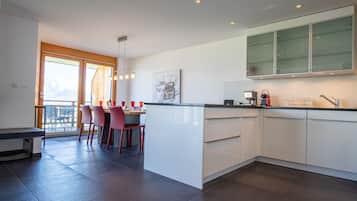 Een koelkast, een magnetron, een oven, een vaatwasser