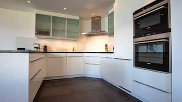 Geladeira, micro-ondas, fogão, lava-louças