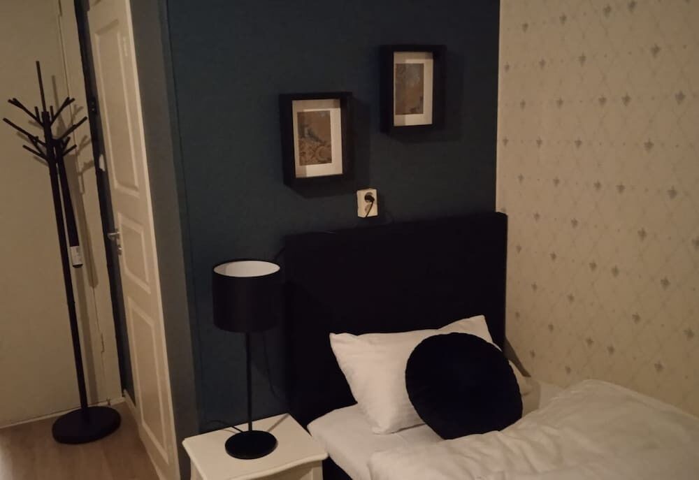 Desk, soundproofing, free WiFi, bed sheets