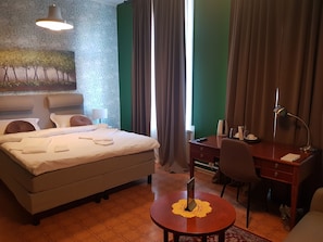Habitación Deluxe doble | Escritorio, sistema de insonorización, wifi gratis y ropa de cama