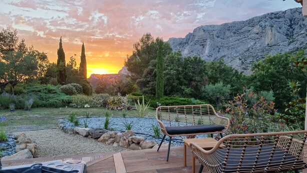 A wooden deck with two wicker chairs and a hot tub. - Provençal Villa in the Heart of Sainte-Victoire (Saint-Antonin-sur-Bayon)