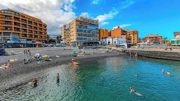 A coastal area with a beach, a promenade, and buildings. - Home2Book Central Studio near Playa del Muelle (Puerto de la Cruz)