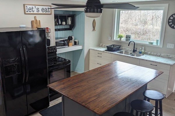 Réfrigérateur, four à micro-ondes, un four, surface de cuisson