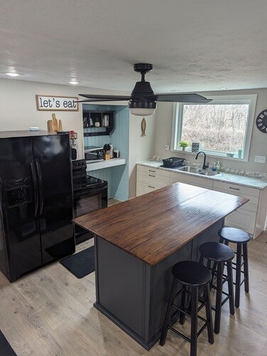 Barleans-Cozy Cabin Conveniently Located