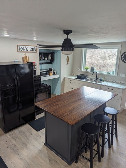 Barleans-Cozy Cabin Conveniently Located