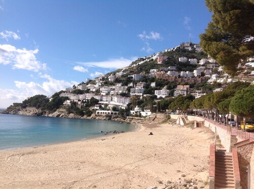 APT 3 BEDROOMS TERRACE SEA VIEW BEACH ROSAS - NEW AIR CONDITIONING- PRIVATE PARKING