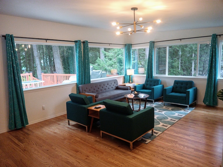 Mid-century Modern House W/tiki Room & Hot Tub - Puyallup, WA