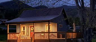 5 min to POLAR EXPRESS and Downtown BC - Romantic little cabin with HOT TUB