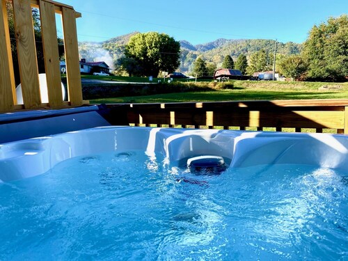 5 min to POLAR EXPRESS and Downtown BC - Romantic little cabin with HOT TUB