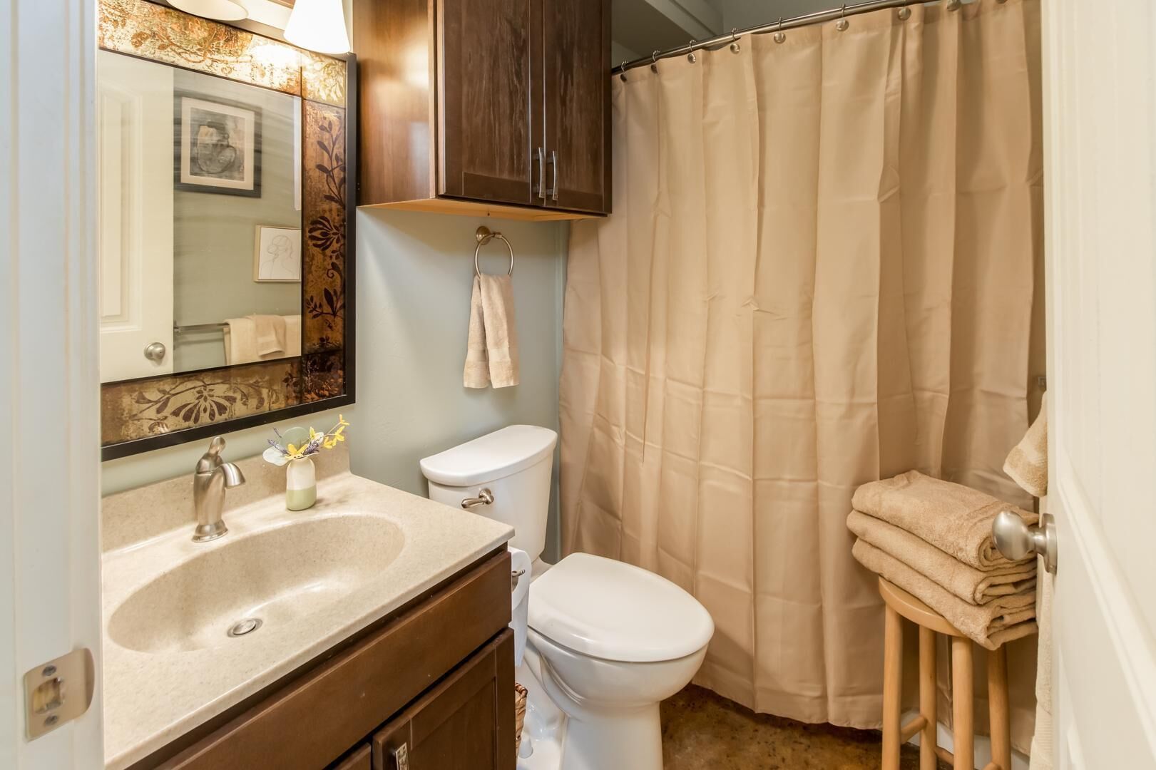 Combined shower/bathtub, hair dryer, towels, soap