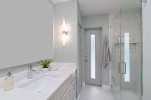 Een douche, een haardroger, handdoeken, zeep