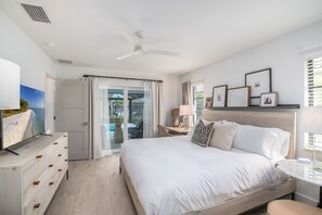 3 slaapkamers, een bureau, een strijkplank/strijkijzer, reisbedje