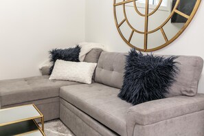 Smart TV, Netflix, streaming services - ☆NEW☆Modern 3 Bedroom☆Central☆WiFi☆Netflix✔Clean! (Edmonton)