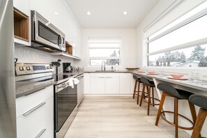 Fridge, microwave, oven, stovetop - ☆NEW☆Modern 3 Bedroom☆Central☆WiFi☆Netflix✔Clean! (Edmonton)