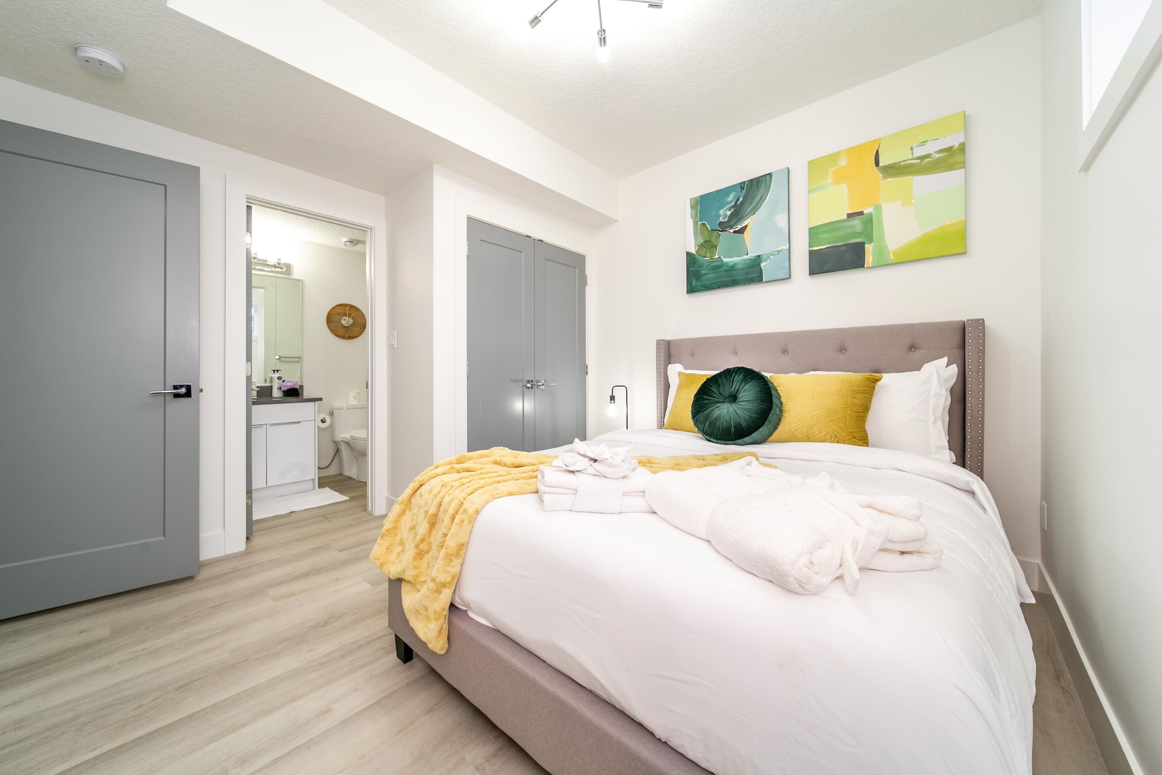 2 chambres, bureau, fer et planche à repasser, lit parapluie