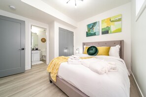 2 bedrooms, desk, iron/ironing board, travel crib - ☆NEW☆Modern 3 Bedroom☆Central☆WiFi☆Netflix✔Clean! (Edmonton)