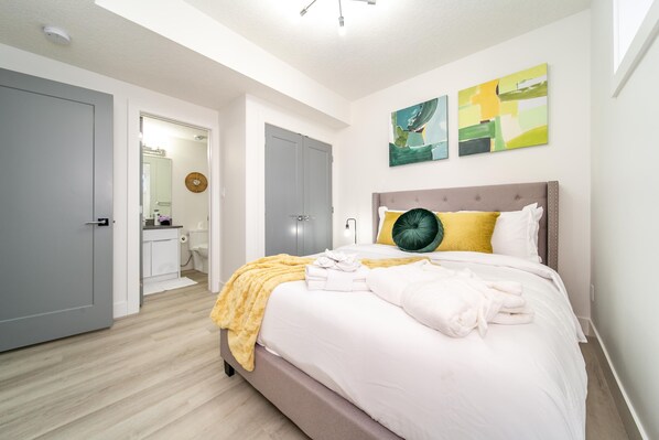 2 chambres, bureau, fer et planche à repasser, lit parapluie