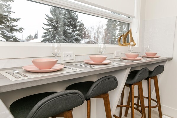 Dining - ☆NEW☆Modern 3 Bedroom☆Central☆WiFi☆Netflix✔Clean! (Edmonton)