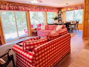 Smart-TV, Kamin, Videospiele, DVD-Player