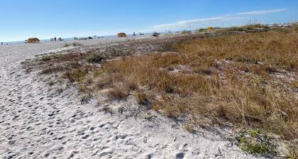 Cozy 2 bedroom unit, just minutes to the beach