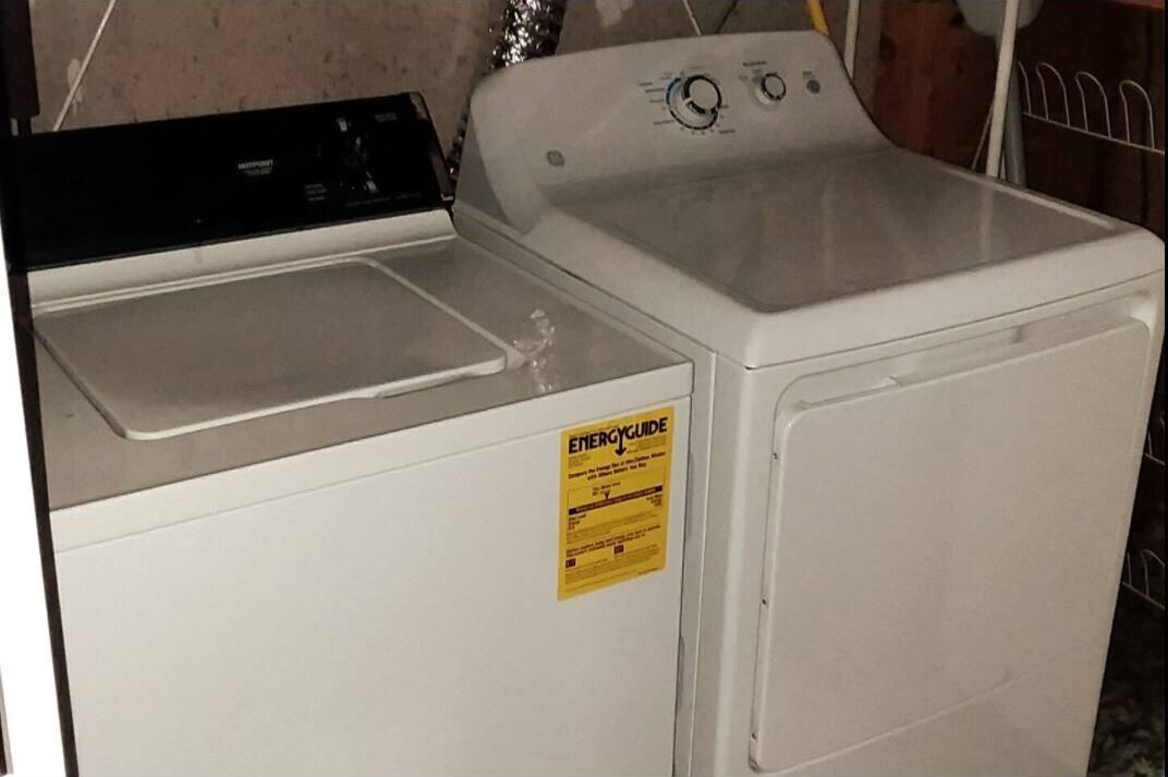 En vaskemaskine og tørretumbler i ét med en gul energimærkat.