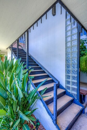 Charming, quiet, central condo, sleeps up to 6