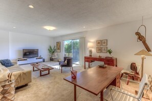 Smart TV, DVD player, books, stereo