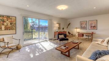 智能電視、DVD 播放機、書籍、音響