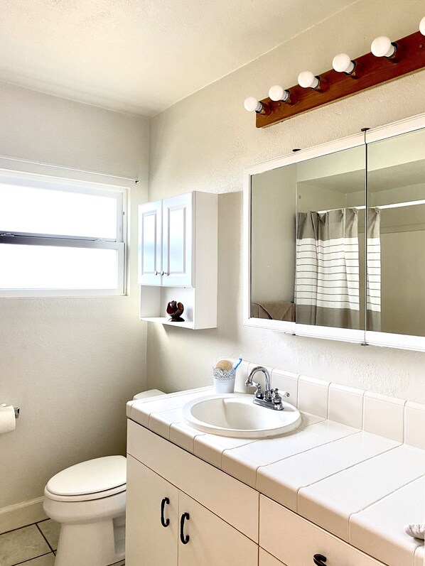 Ensemble douche/baignoire, serviettes fournies, savon, papier toilette