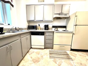 Dining tables - Downtown Oasis | City Views | 9-O (Atlanta)