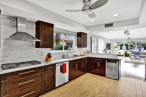 Kjøleskap, mikrobølgeovn, ovn og kokeplater