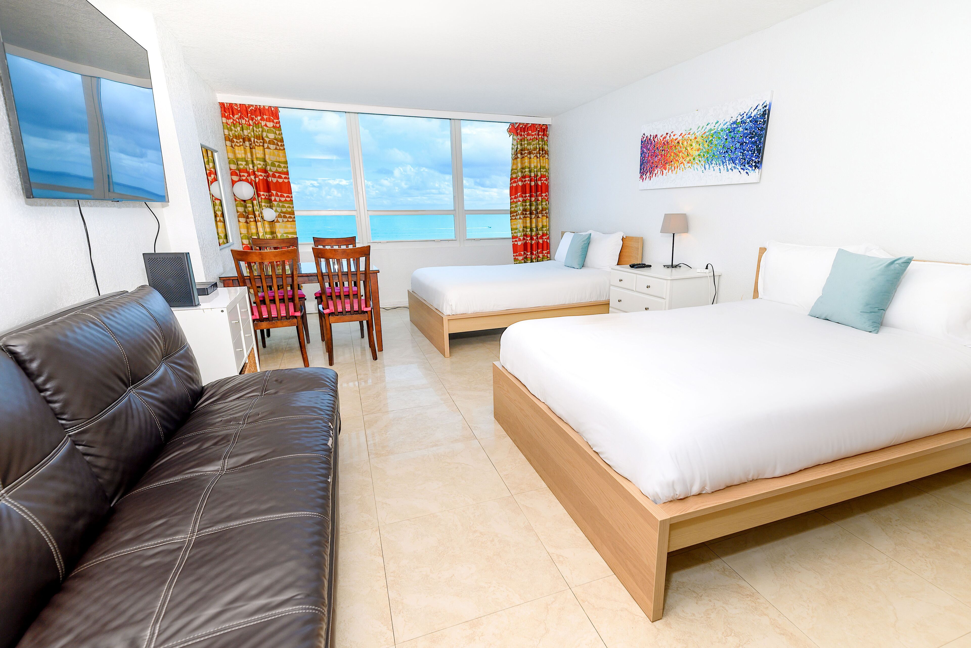 开间, 海洋景观 | 1 多间卧室、特色家居、办公桌、笔记本电脑工作区