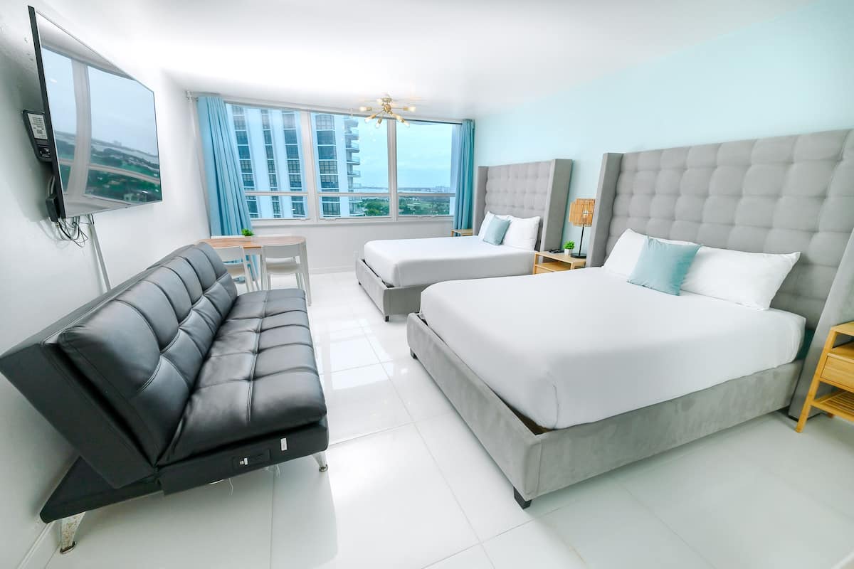 开间, 海湾景观 | 1 多间卧室、特色家居、办公桌、笔记本电脑工作区