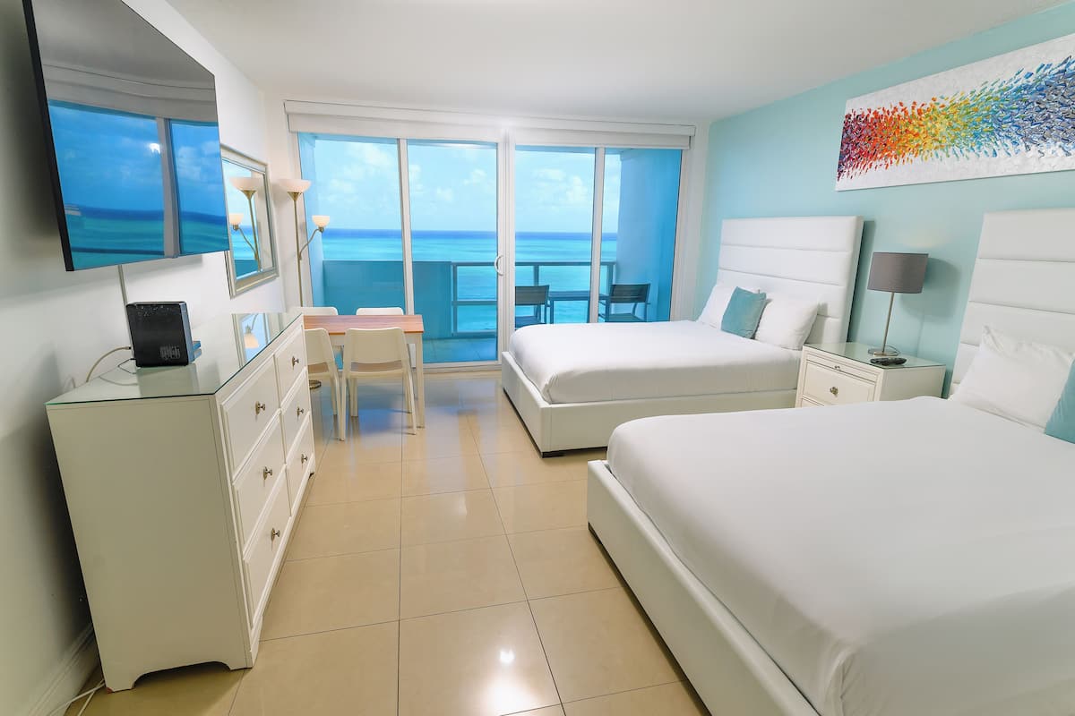 开间, 2 张大床, 海洋景观 | 1 多间卧室、特色家居、办公桌、笔记本电脑工作区