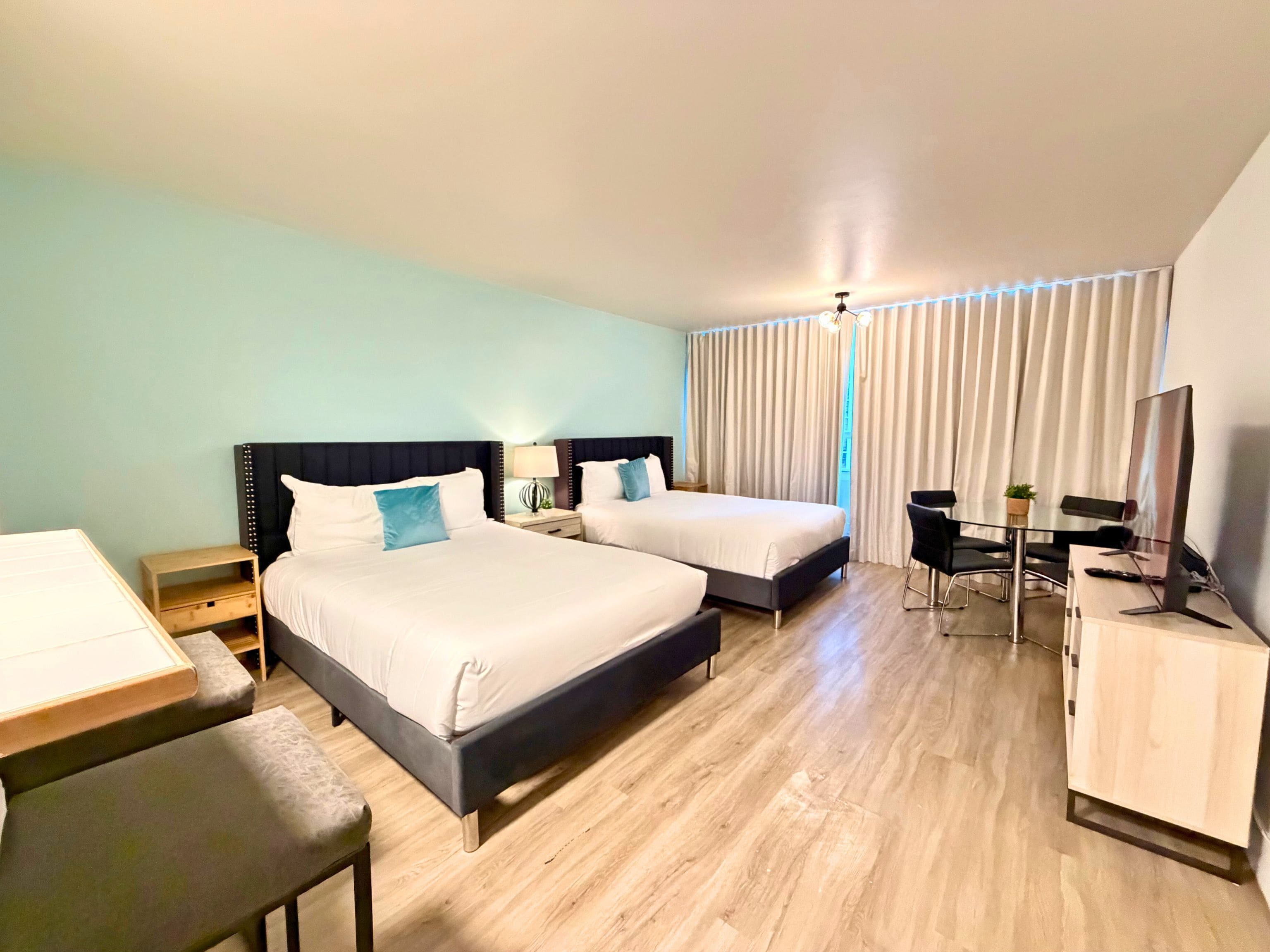 Estudio, 2 camas de matrimonio, vistas a la bahía | 1 dormitorio, mobiliario individual, escritorio