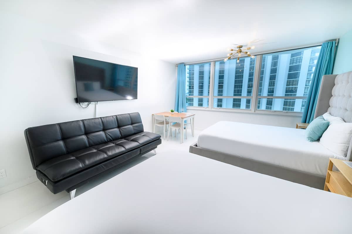 1 soveværelse, individuel indretning, skrivebord